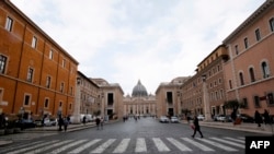 Du khách tại Tòa thánh Vatican.