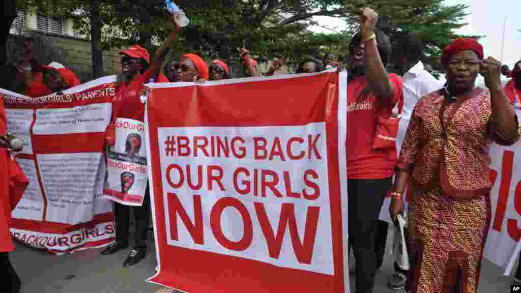 Masu Zanga-Zanga sun bukaci Gwamnati dasu kubuto da 'yan matan Chibok da aka sace, 14 ga Oktoba 2014.