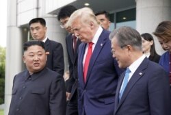 도널드 트럼프 미국 대통령과 문재인 한국 대통령, 김정은 북한 국방위원장이 지난해 6월 판문점에서 만났다.