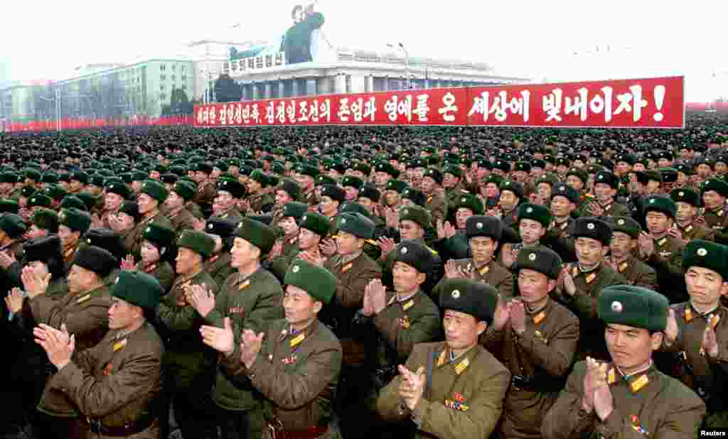 D&acirc;n Bắc Triều Ti&ecirc;n ăn mừng vụ ph&oacute;ng th&agrave;nh c&ocirc;ng t&ecirc;n lửa Unha-3 (Milky Way 3)&nbsp;tại quảng trường Kim Il Sung ở B&igrave;nh Nhưỡng, ng&agrave;y 14/12/2012.
