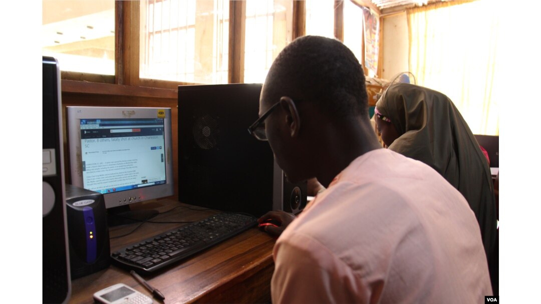 A university student uses offline digital library to read and download educational material at Ahmadu Belo University computer library. The innovation puts millions of digital academic documents, multimedia work and journals. (Mohammed Yusuf for VOA News)