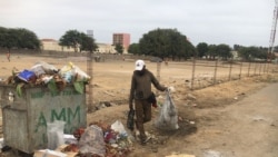 No Huambo procura-se comida no lixo - 1:55