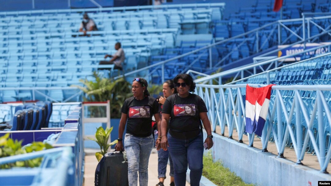 Tres mujeres integrantes, por vez primera, del equipo de arbitraje que viaja por toda Cuba durante la edición de la Serie Nacional de Béisbol. Visto en el Estadio Latinoamericano de La Habana, el 29 de mayo de 2023.