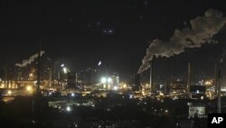 悉尼博思格钢铁公司的烟囱里冒着烟