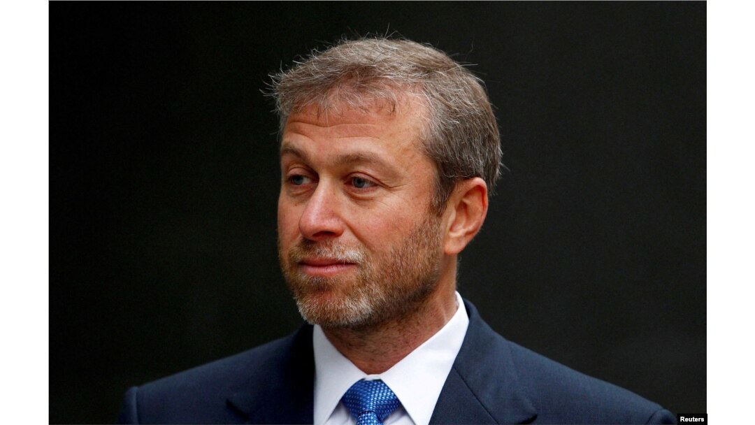 FILE PHOTO: FILE PHOTO: Russian billionaire and owner of Chelsea football club Roman Abramovich arrives at a division of the High Court in central London