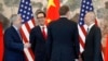 中国副总理刘鹤与美国财政部长姆努钦、美国贸易代表莱特希泽和美国驻华大使布兰斯塔德在北京钓鱼台国宾馆会谈后交谈。(2019年5月1日)