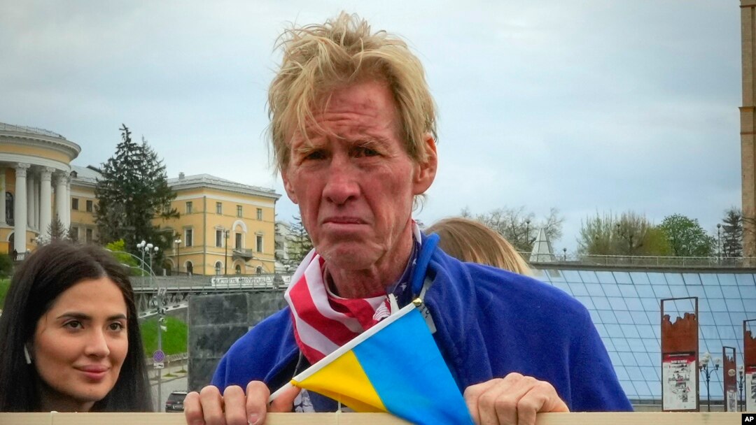 ARCHIVO - Ryan Wesley Routh, acusado de intentar asesinar a Donald Trump, asiste a una manifestación en Kiev, Ucrania, el 30 de abril del 2022.