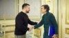 Президент України Володимир Зеленський зустрічає спеціальну представницю США з питань економічного відновлення України Пенні Пріцкер в Києві, 12 січня 2024 року. (Фото: Пресслужба президента України / роздатковий матеріал через REUTERS)