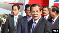 Thủ tướng Campuchia Hun Sen trở về từ diễn đàn Vành đai và Con đường ở Bắc Kinh hôm 29/4. Ông Hun Sen cho biết Trung Quốc sẽ hỗ trợ Campuchia nếu EU ngừng không cho nước này tiếp cận thị trường châu Âu theo một quy chế đặc biệt mà họ đang được hưởng.