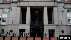 Вхід до суду, де розглядається справа Манафорта