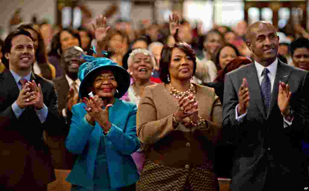 Tiến sĩ Bernice King và Christine King Farris, con gái và em gái của Mục sư Martin Luther King Jr, vỗ tay trong khi xem lễ nhậm chức của Tổng thống Obama sau buổi lễ tưởng nhớ mục sư King.