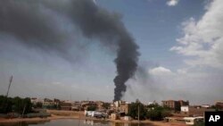 ARHIVA - Dim se tiže iznad Kartuma, u Sudanu, 8. juna 2023, dok se borbe između dve sukobljene formacije vojske nastavljaju