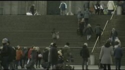 У Кельні страх перед новими нападами на жінок затьмарює приготування до свята. Відео