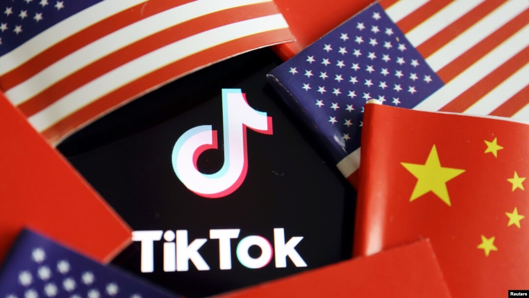 Las banderas de China y EE.UU. son vistas cerca de un logo de TikTok en esta foto de ilustración tomada el 16 de julio de 2020.