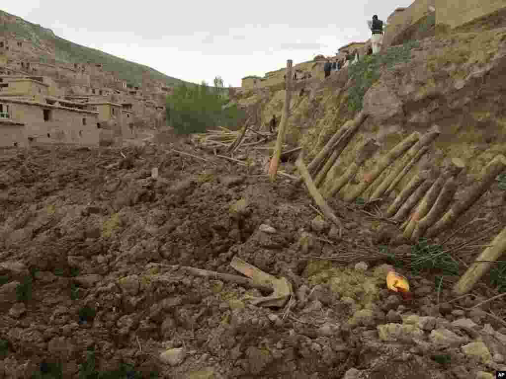 Afghans search for survivors after a massive landslide landslide buried a village in Badakhshan province, northeastern Afghanistan, May 2, 2014.