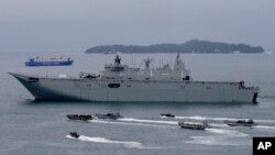 Chiến hạm HMAS Adelaide của Hải quân Hoàng gia Australia thao dượt cứu hộ với sự tham gia của Thủy quân Lục chiến Philippines ở Vịnh Subic, tây bắc Philippines (ảnh tư liệu ngày 15/10/2017) 