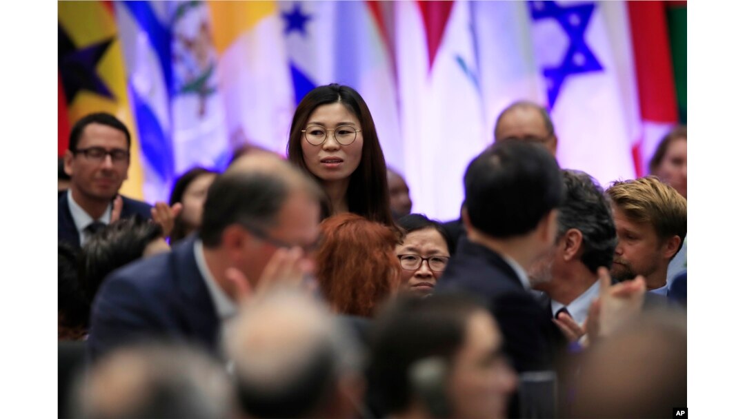 26일 미국 국무부에서 열린 ‘종교의 자유 증진을 위한 장관급회의’에 참석한 탈북자 지현아 씨가 마이크 펜스 부통령의 호명을 받고 자리에서 일어나고 있다.