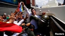 López quien se entregó a la justicia el 18 de febrero de 2014, asegura que es un preso político de Maduro.