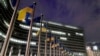 Прапори Європейського Союзу та України у день відзначення третьої річниці повномасштабного вторгнення Росії в Україну в штаб-квартирі ЄС у Брюсселі, 24 лютого 2025 року.