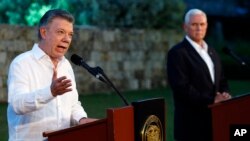 AQSh Vitse-prezidenti Mayk Pens (o'ngda) va Kolumbiya Prezidenti Xuan Manuel Santos Kartagena shahrida (Kolumbiya), 13-avgust, 2017-yil