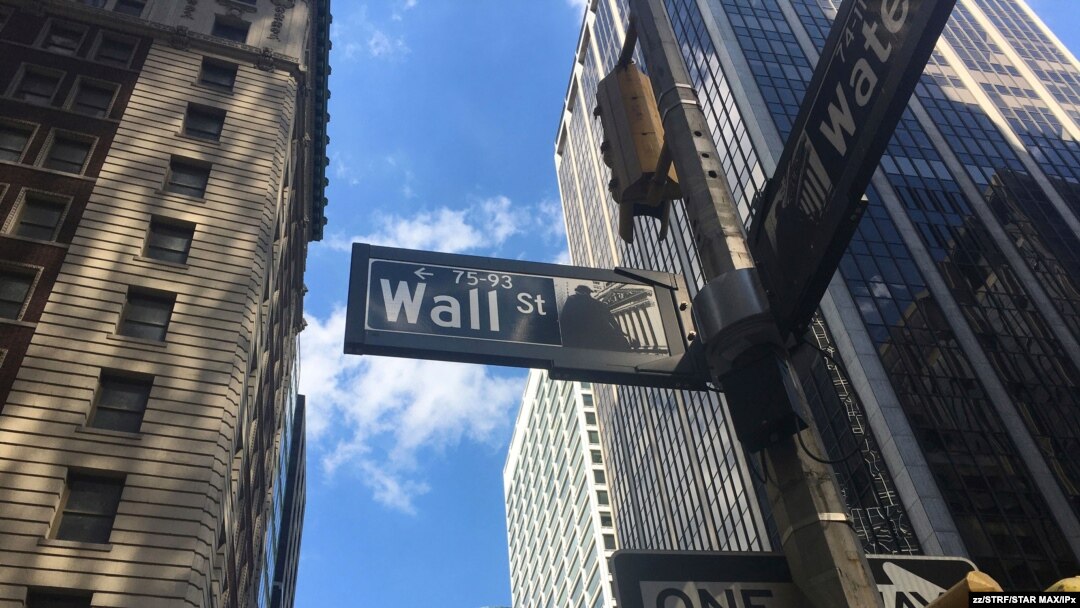 Fuerte retirada, durante la jornada de ayer en Wall Street, a medida que los nuevos casos de coronavirus en Estados Unidos subieron a su nivel más alto en dos meses.