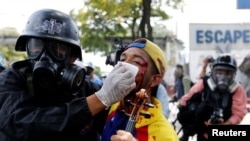 Manifestação em Caracas contra o Presidente Nicolas Maduro. Manifestante é ajudado depois de ficar ferido. Venezuela, Julho 22, 2017.