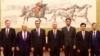 美国贸易代表团成员和中国官员在北京合影，左起：美国贸易代表罗伯特·莱特希泽，美国商务部长威尔伯·罗斯，美国财政部长史蒂文·姆努钦，中国副总理刘鹤，中国财政部长刘昆，中国商务部长钟山，中国人民银行行长易纲。（2018年5月3日或4日，美国驻华大使馆网站图片）