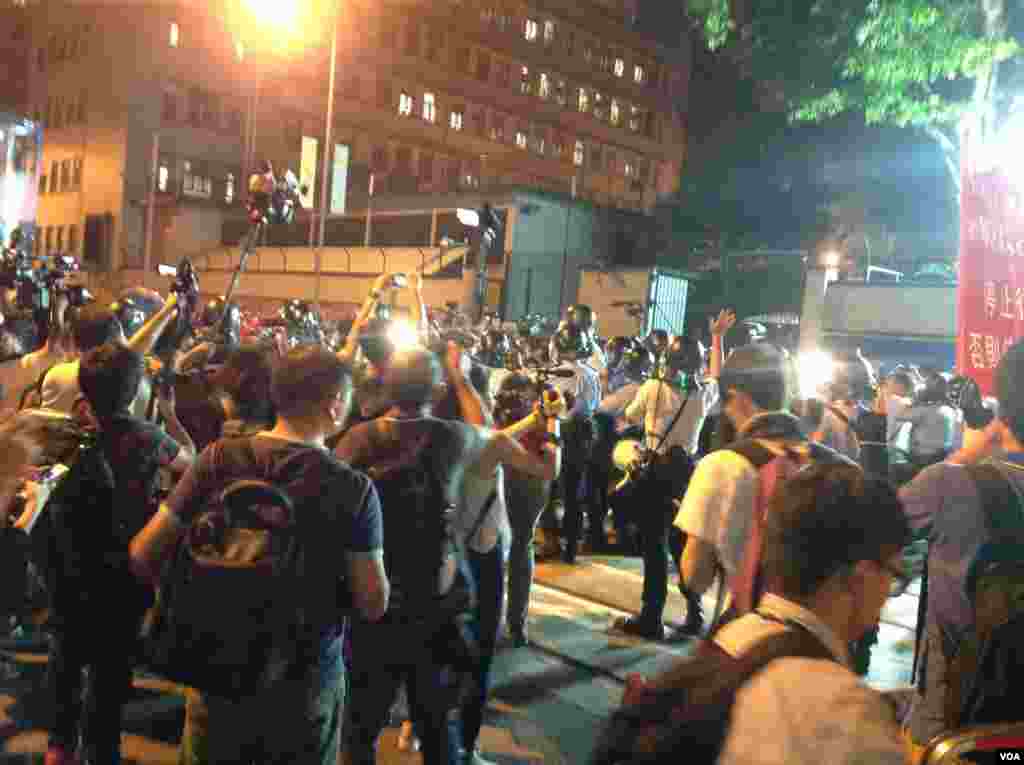 示威者在9点过后占据了中联办外一段德辅道,并在中联办后门外与警方防线展开推撞,警方用辣椒喷雾还击将示威者防线推后。示威者不断呼喊反对释法。