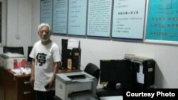 影像展主办者、电影基金创始人栗宪庭在派出所 （参与网图片） 