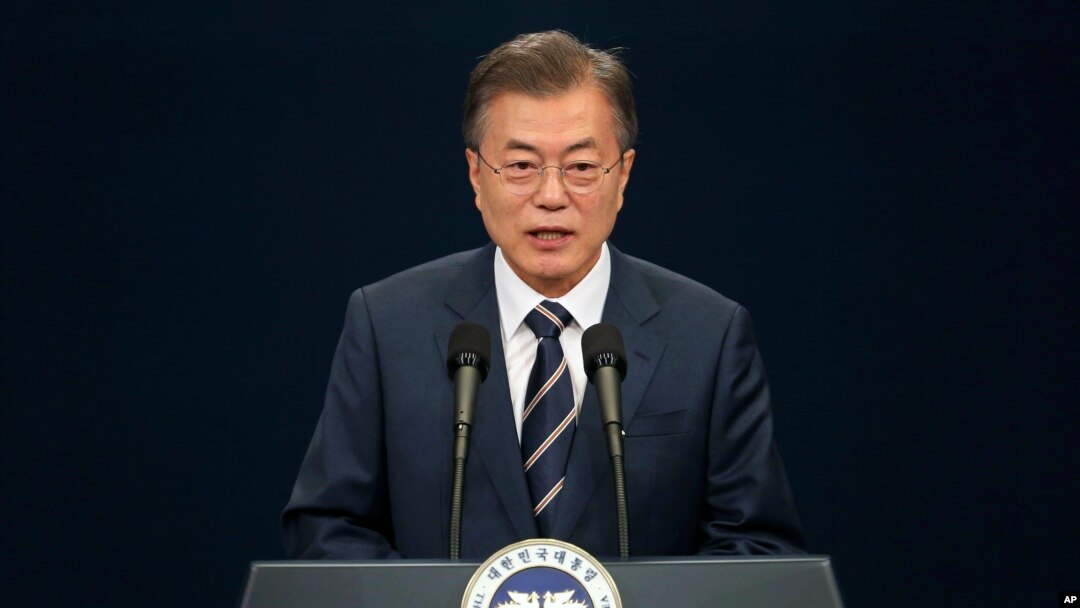 문재인 한국 대통령이 27일 청와대에서 남북 정상회담 결과 발표를 하고 있다.