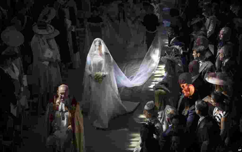 Meghan Markle walks down the aisle as she arrives for the wedding ceremony at St. George&#39;s Chapel in Windsor Castle in Windsor, near London, May 19, 2018.