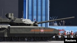 На фото: Російський перспективний комплекс "Армата". Міноборони Росії заявляло про плани роботизувати новітній танк.