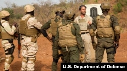 A counter terrorism adviser talks to Niger soldiers in Burkina Faso, Feb, 21,2019.