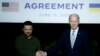 Президент України Володимир Зеленський і президент США Джо Байден підписують двосторонню угоду про безпеку під час прес-конференції на полях саміту G7