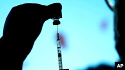 На фото: Підготовка дози вакцини від COVID-19