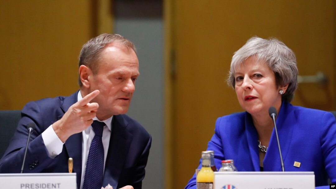 La primera ministra británica Theresa May y el presidente del Consejo Europeo Donald Tusk durante una cumbre de la Unión Europea en Bruselas, el domingo 25 de noviembre de 2018.