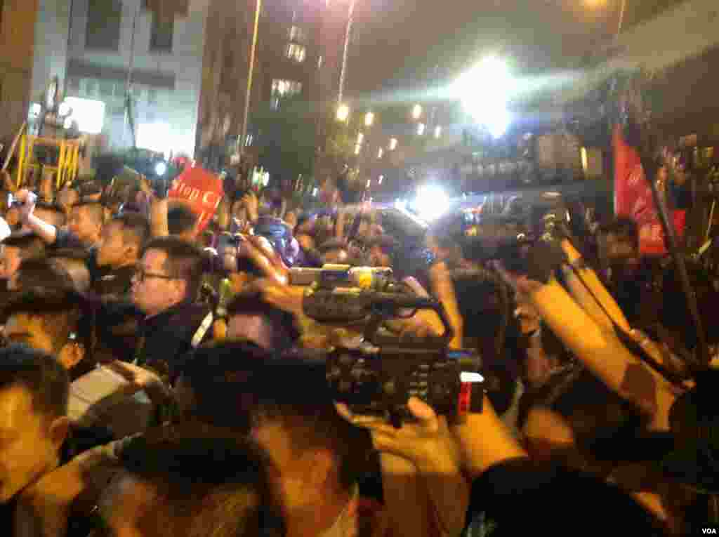 8点半左右,示威者手举雨伞再次冲击警方防线,警方则狂喷辣椒喷剂还击。警方调派大批警员增援,并将配备防暴头盔的警员派至一线与示威者对峙。警方不断呼吁示威者保持冷静,不要冲击警方防线,要求示威者尽快离开。