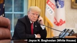 Архівна світлина. Президент США Дональд Трамп під час телефонної розмови в Овальному кабінеті 14 листопада 2018 р.