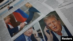 Щоденні газети з передовицями, присвяченими нещодавній телефонній розмові президента США Дональда Трампа та президента Росії Володимира Путіна у газетному кіоску в Москві, Росія, 13 лютого 2025 року.
