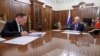 Президент Росії Володимир Путін (праворуч) слухає гендиректора російської державної компанії атомної енергії "Росатом" Олексія Ліхачова під час їх зустрічі в Кремлі в Москві, Росія, 15 жовтня 2024 р. Mikhail Metzel, Sputnik, Kremlin Pool Photo via AP