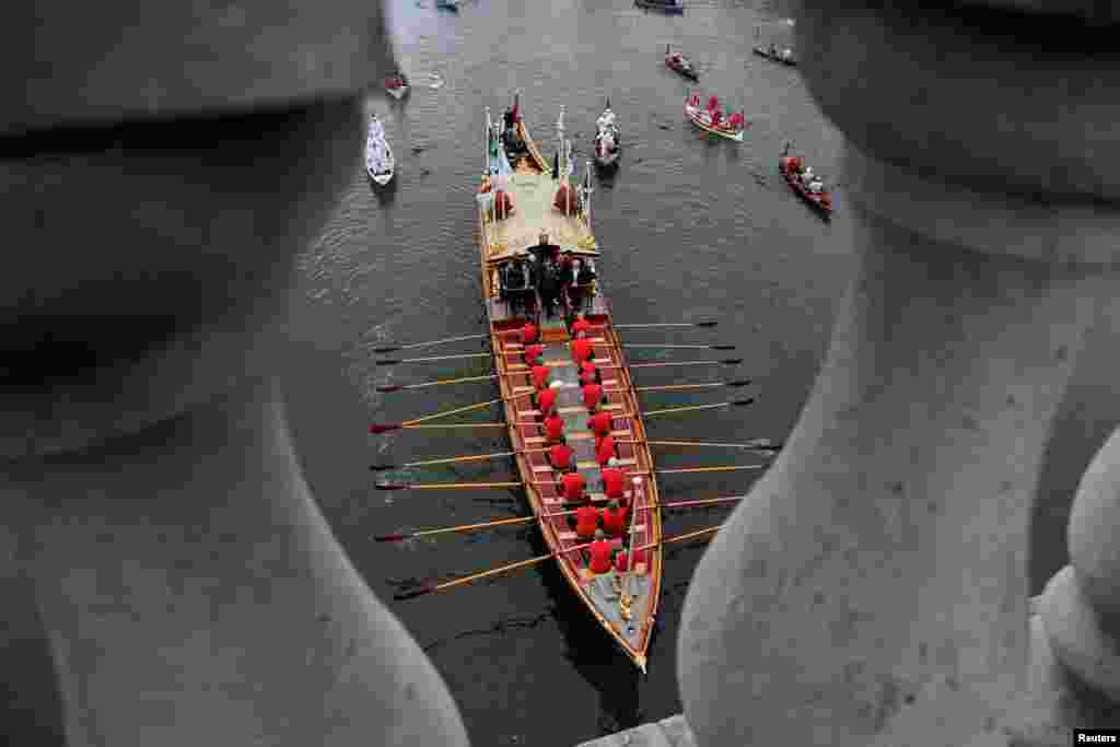 The royal rowbarge Gloriana, is seen before the annual men&#39;s and women&#39;s boat races between Oxford University and Cambridge University, on the river Thames in London, March 24, 2018.