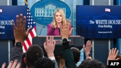 Thư ký báo chí Nhà Trắng Karoline Leavitt trả lời câu hỏi trong buổi họp báo hàng ngàyở Washington, DC, vào ngày 28/1/2025. Chính quyền Trump nói rằng họ sẽ cung cấp ưu đãi tài chính cho 2 triệu nhân viên dân sự liên bang toàn thời gian để họ nghỉ việc.