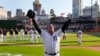 El pelotero venezolano Miguel Cabrera saluda a los fanáticos mientras lo ovacionan en el último juego de su carrera de 21 años en las Grandes Ligas, en el Comerica Park, de Detroit, este domingo 1 de octubre de 2023.