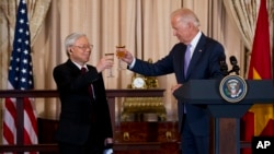 Ông Joe Biden, khi đó là Phó Tổng thống Mỹ, tiếp đón Tổng Bí thư Nguyễn Phú Trọng tại Bộ Ngoại giao Hoa Kỳ hôm 7/7/2015. 
