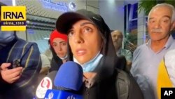 Elnaz Rekabi akiongea na waandishi wa habari katika uwanja wa ndege wa kimataifa wa Imam Khomeini, Tehran, Iran, Oct. 19, 2022.