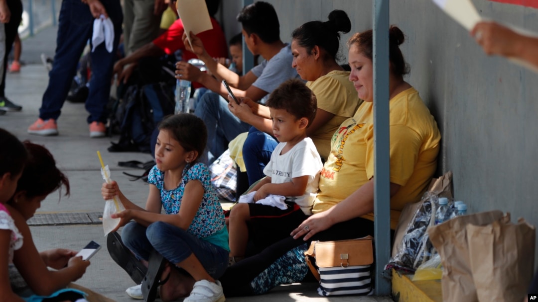 Central American migrants wait to enter Mexico legally, outside a Mexican immigration control center on Mexico's southern border with Guatemala, near Ciudad Hidalgo, Mexico, June 6, 2019.