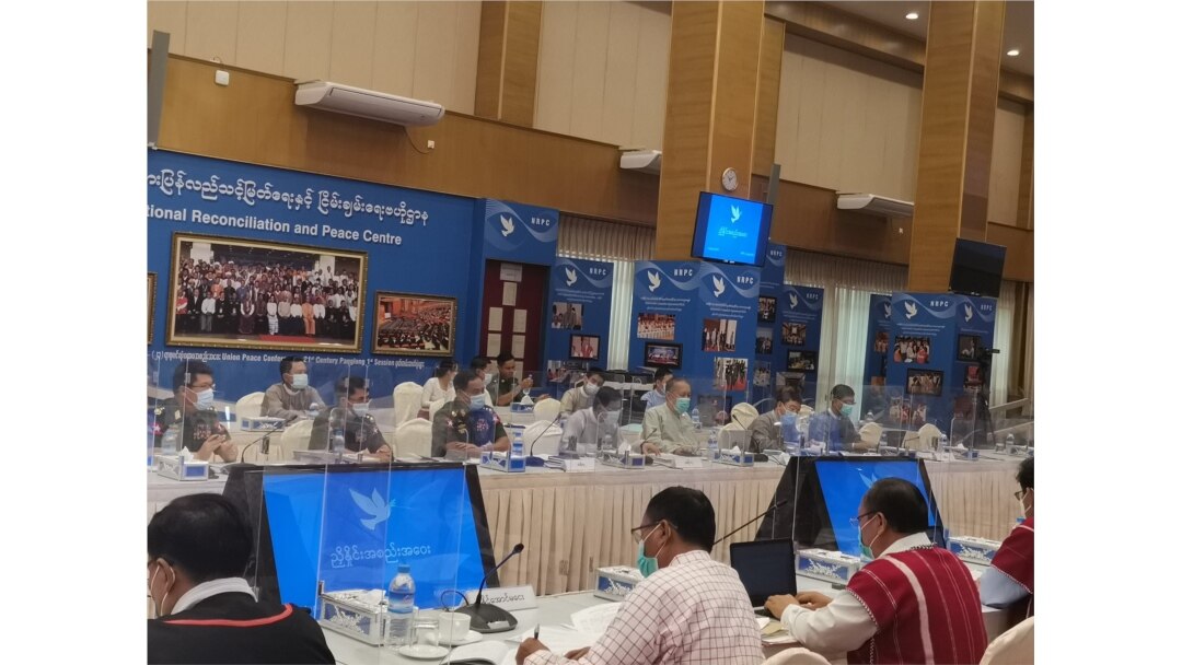 နေပြည်တော်မှာ ကျင်းပတဲ့ အစိုးရနဲ့ တိုင်းရင်းသားလက်နက်ကိုင်အဖွဲ့ ကိုယ်စားလှယ်တွေ ဆွေးနွေးပွဲ တက်ရောက်ကြသူများ။ (သြဂုတ် ၁၊ ၂၀၂၀။ ဓာတ်ပုံ - ဦးလှမောင်ရွှေ)