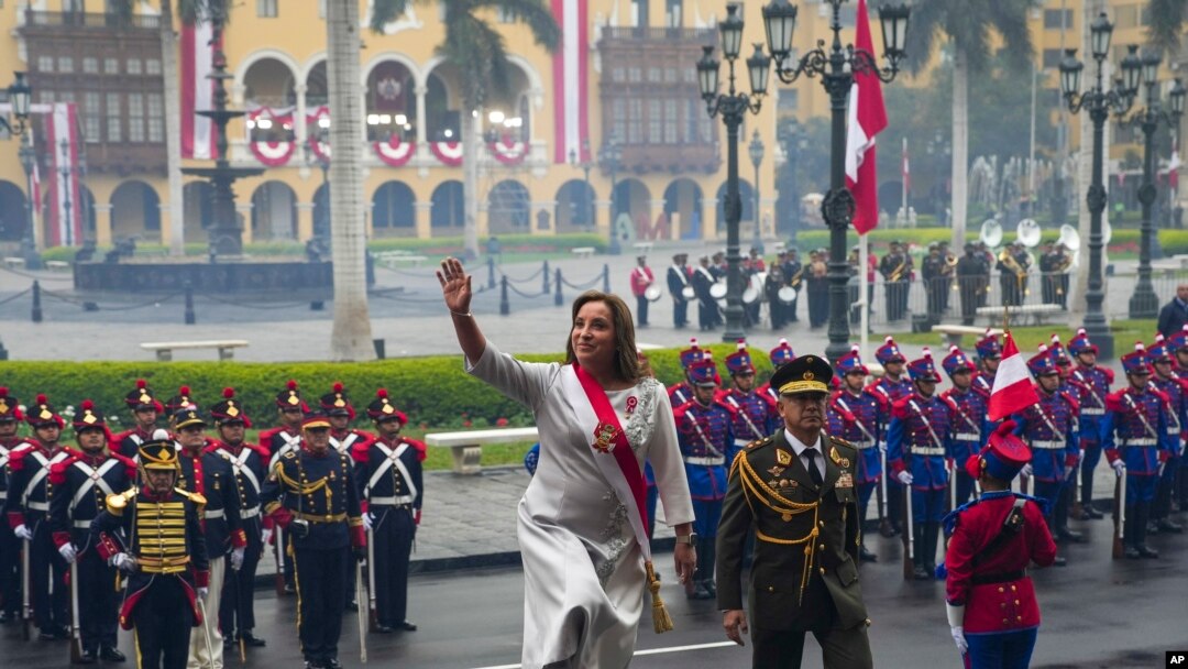 La presidenta peruana, Dina Boluarte, llega a la Catedral para la habitual misa del Día de la Independencia en Lima, Perú, el domingo 28 de julio de 2024. [Foto: AP]