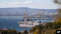 Архівне фото: Нафтовий танкер у порту Новоросійська. 