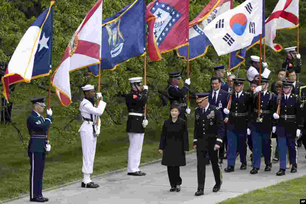 Thiếu tướng Michael Linnington tháp tùng Tổng thống Park Geun-Hye trong buổi lễ đặt vòng hoa tưởng niệm tại Mộ Tử sĩ Vô danh tại Nghĩa trang Quốc gia Arlington, bang Virginia, ngày 6 tháng 5.